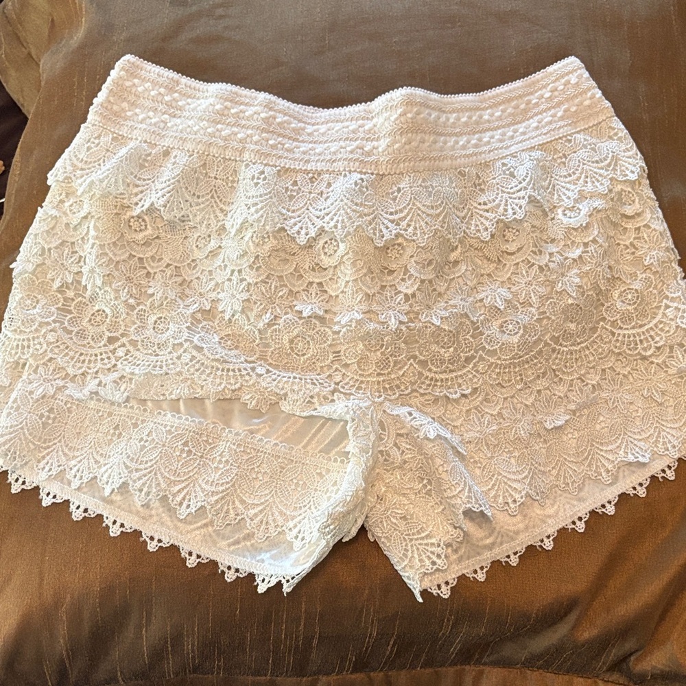 Chic Lace Women's Shorts in White